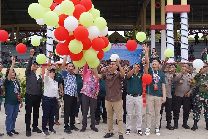 Kepala Bappedalitbang Leonard S Ampung Lepas Peserta Parade Natal Tahun 2024