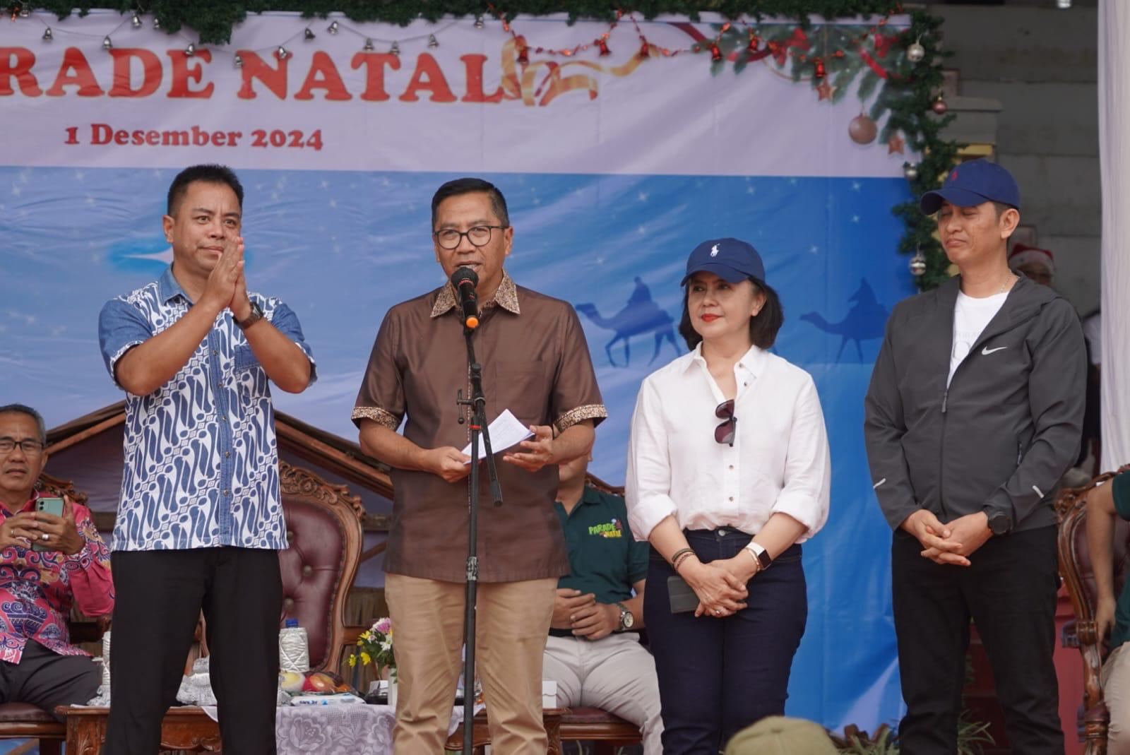 Kepala Bappedalitbang Leonard S Ampung Lepas Peserta Parade Natal Tahun 2024