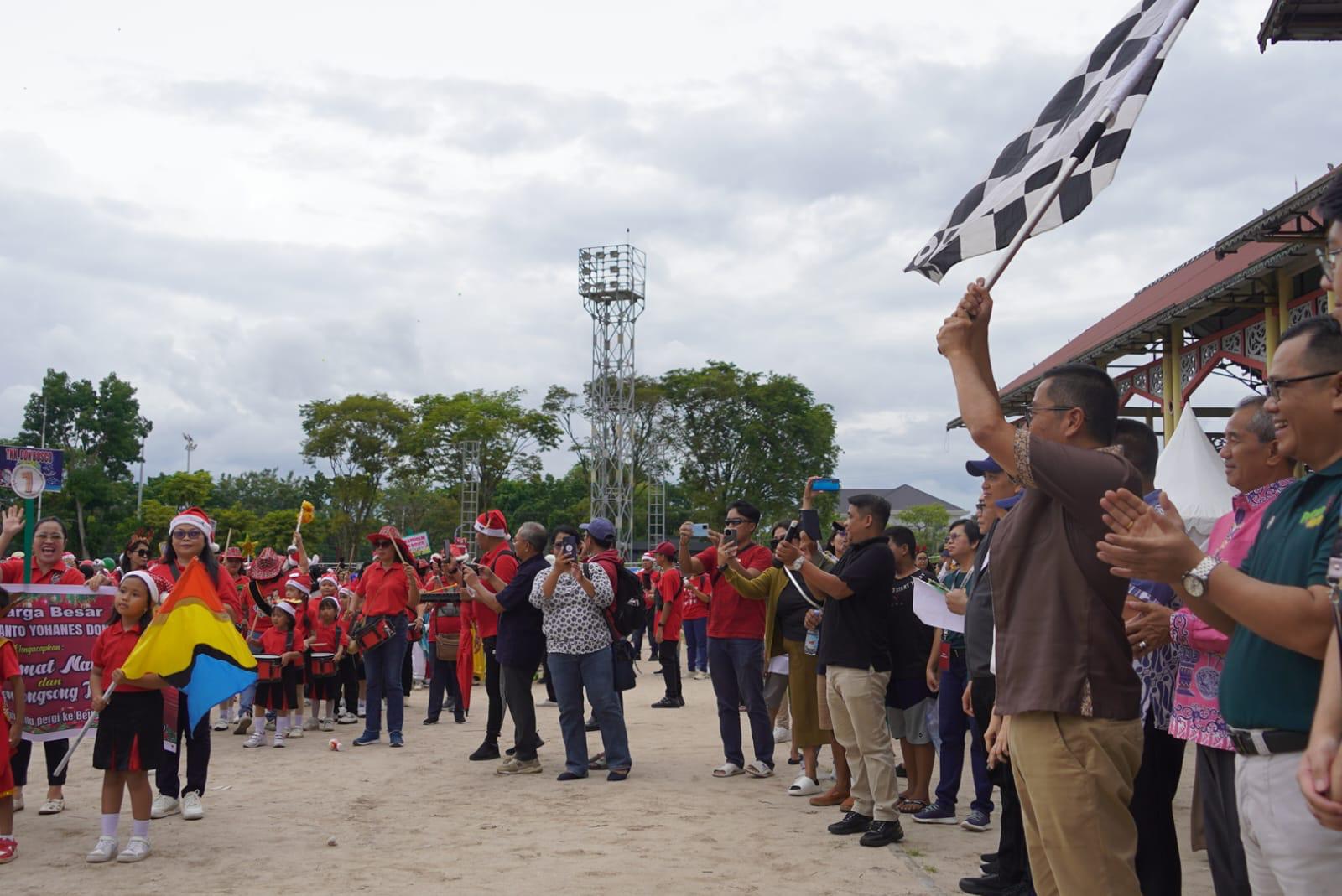 Kepala Bappedalitbang Leonard S Ampung Lepas Peserta Parade Natal Tahun 2024