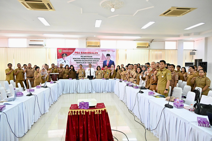 Kepala Bappedalitbang Leonard S Ampung Buka Pra Rakordalev Pelaksanaan Rencana Pembangunan Daerah Provinsi Kalimantan Triwulan III