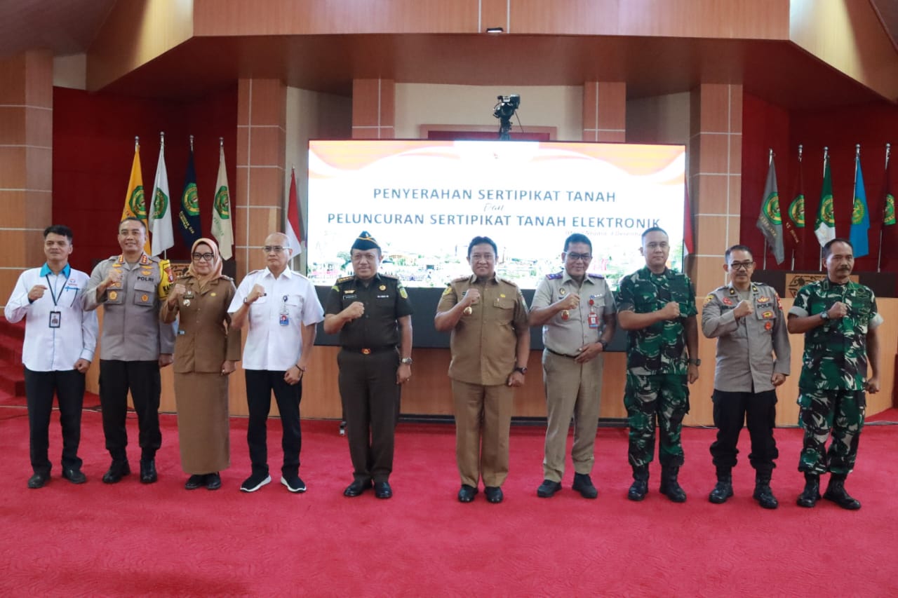 Wagub Edy Pratowo Hadiri Penyerahan Sertipikat dan Peluncuran Sertipikat Tanah Elektronik Oleh Presiden Republik Indonesia