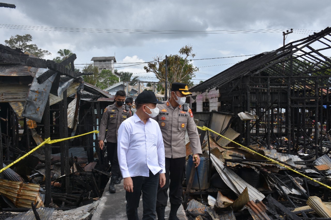 Bupati Kapuas Ben Brahim Tinjau Dan Beri Bantuan Korban Kebakaran Di Desa Pulau Mambulau