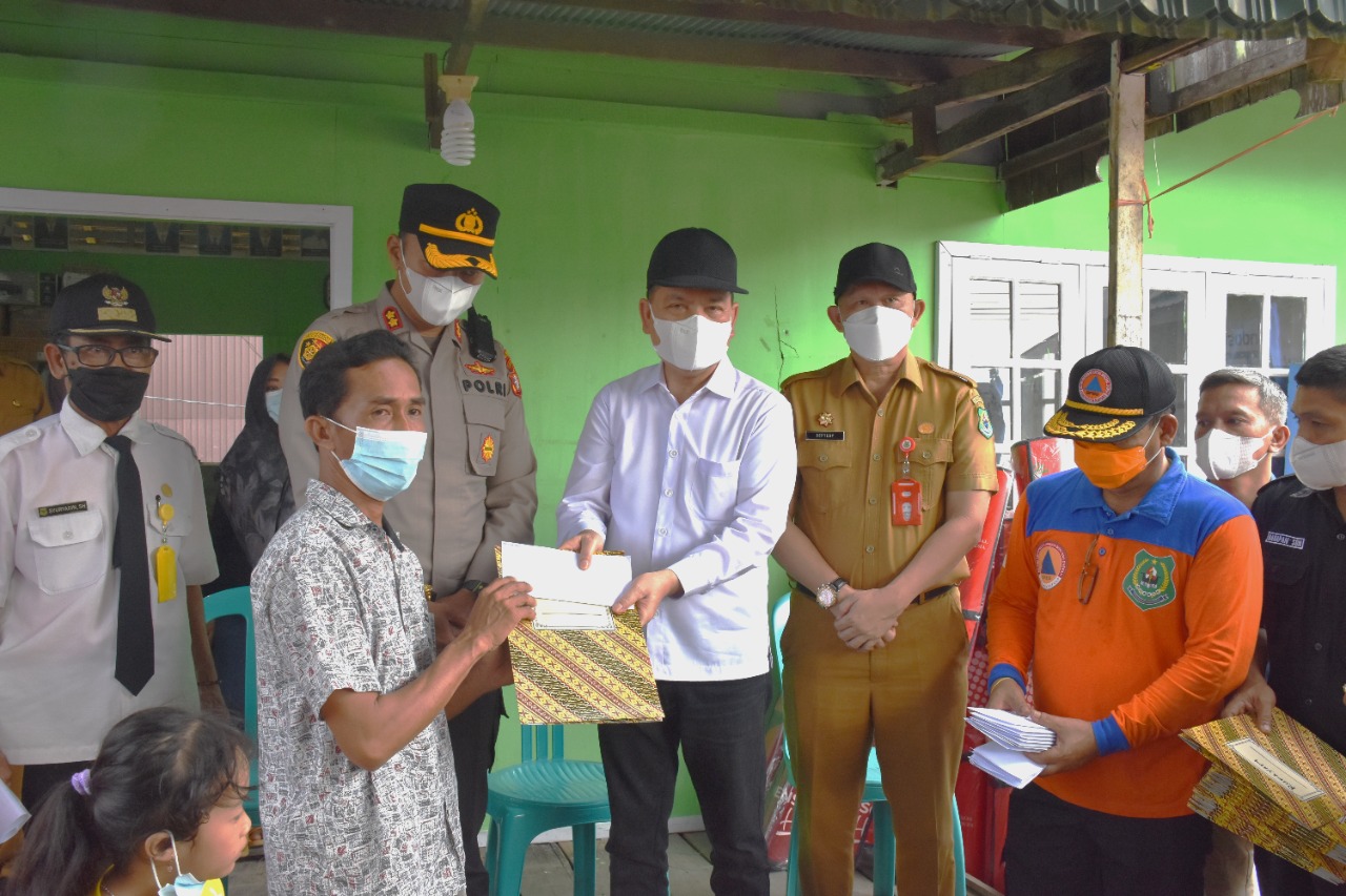 Bupati Kapuas Ben Brahim Tinjau Dan Beri Bantuan Korban Kebakaran Di Desa Pulau Mambulau