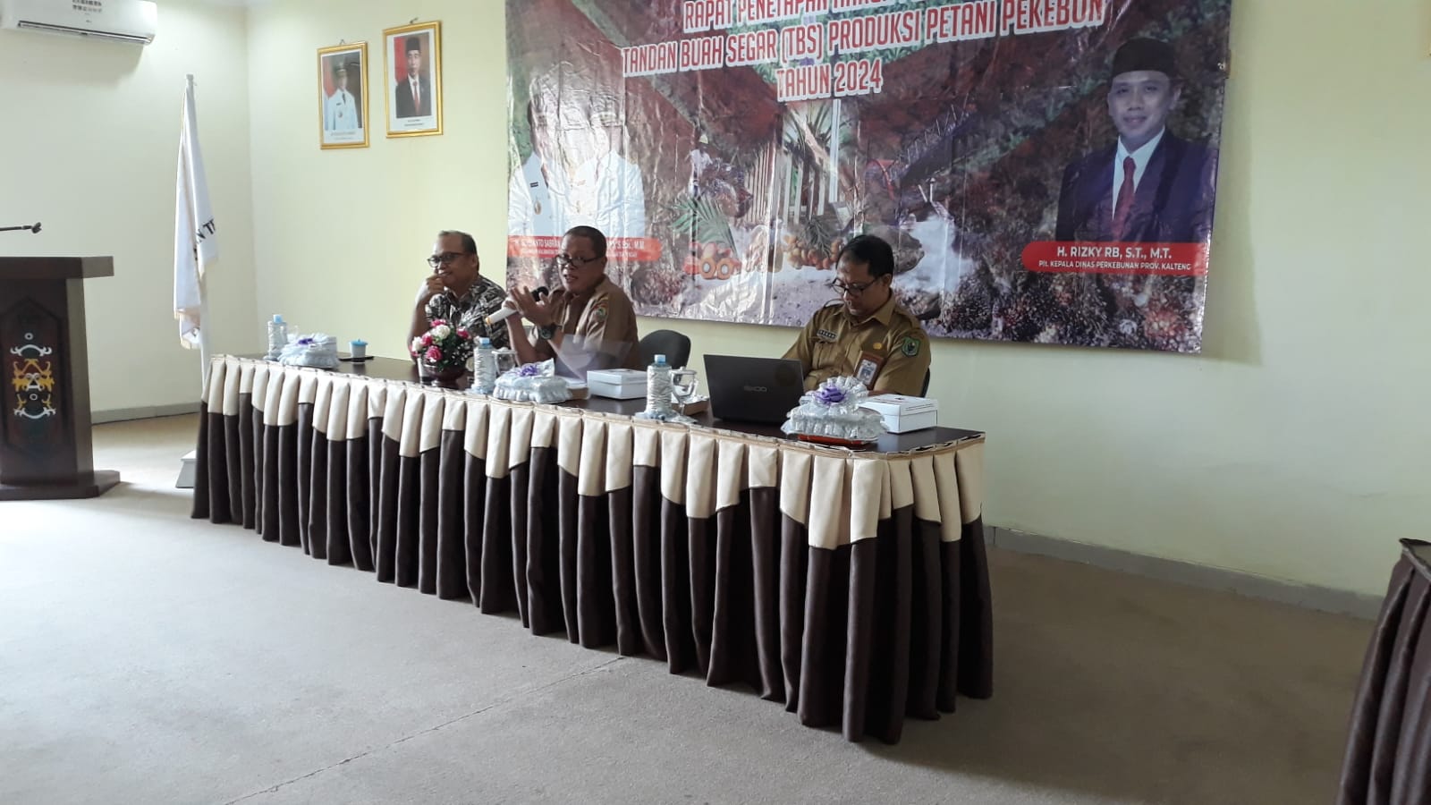 Pemprov . Kalteng Melalui Disbun Gelar Rapat Penetapan HargaTBS Kelapa Sawit Produksi Pekebun