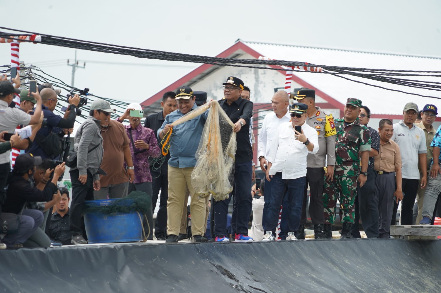 Wagub Kalteng Edy Pratowo Lakukan Panen Perdana Udang Vaname