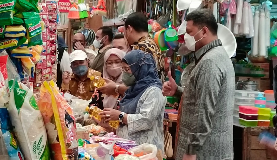 Satgas Pangan Dan TPID Prov. Kalteng Pantau Harga Minyak Goreng Dan Gula Pasir Di Pasar