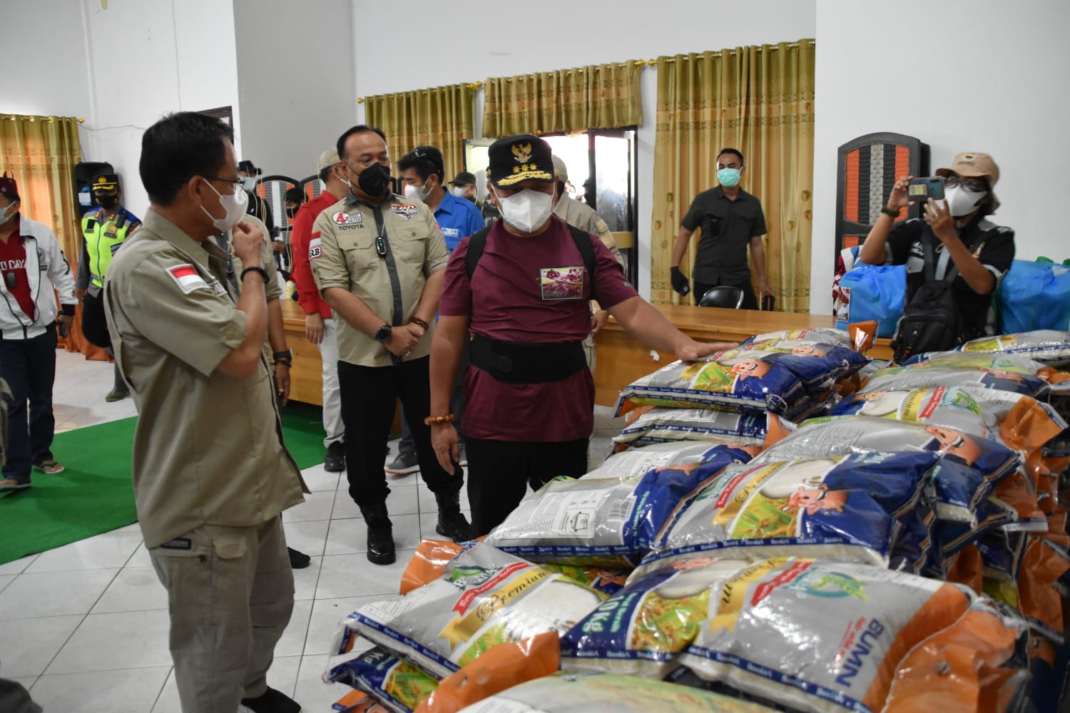 Gubernur Kalteng Lakukan Pengecekan Gudang Logistik Bagi Masyarakat Terdampak Banjir di Kabupaten Katingan