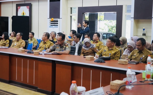 Kadiskominfosantik Prov. Kalteng Agus Siswadi Buka Rapat Evaluasi Pelaksanaan Keterbukaan Informasi Publik di Prov. Kalteng