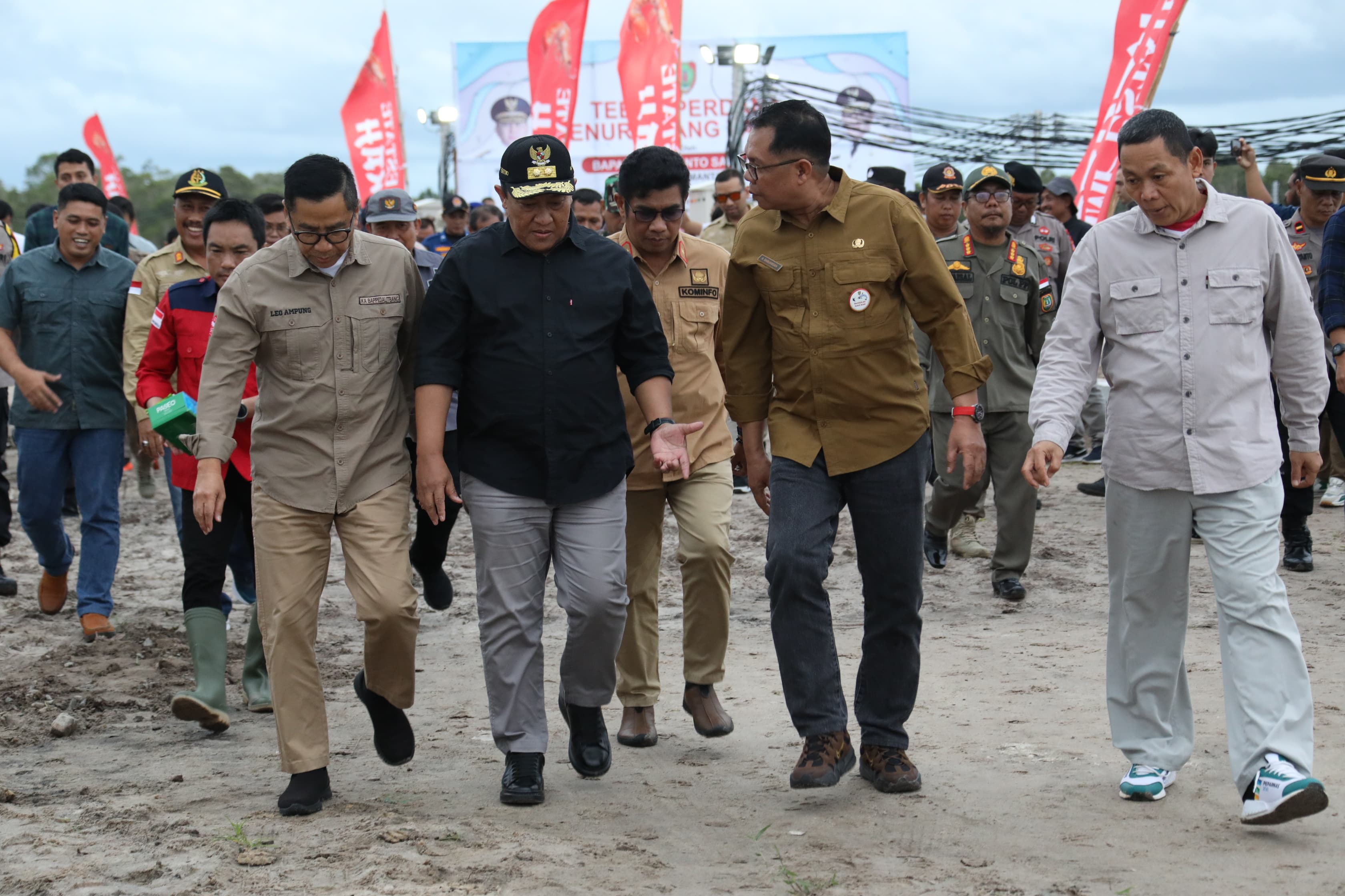 Wagub Edy Pratowo Lakukan Tebar Perdana  Benur Udang Vaname di Kawasan Tambak Udang/Shrimp Estate Berkah