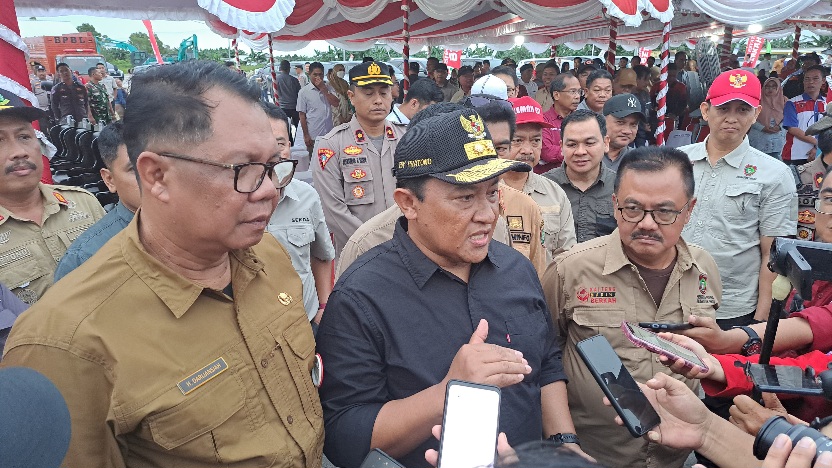 Kadislutkan Prov. Kalteng Darliansjah Dampingi Wagub Kalteng Edy Pratowo Tebar Perdana Benur Udang Vaname Di Shrimp Estate Berkah