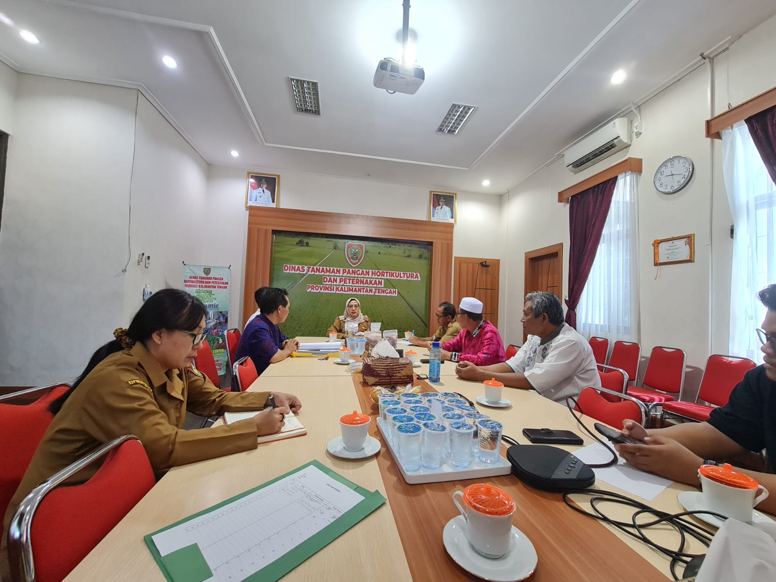 Kadis TPHP Prov Kalteng Sunarti Saat Pimpin Rapat Audiensi Asosiasi Asuhan Pemberdayaan Porang Indonesia