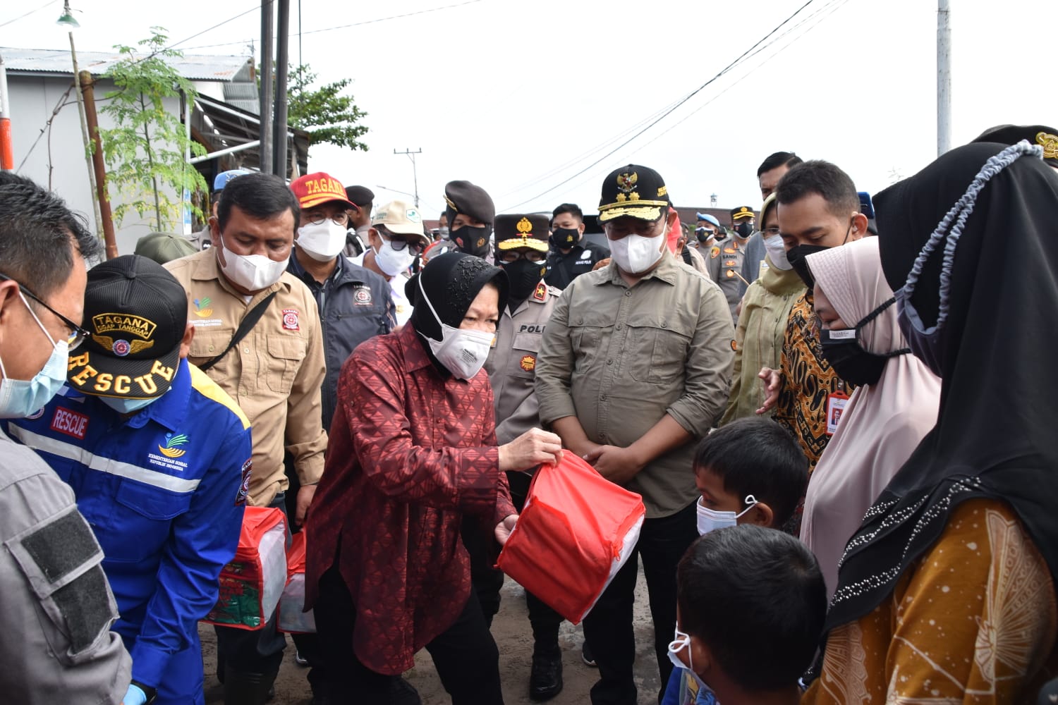 Mensos Risma bersama Pemprov Kalteng Pastikan Stok Pangan Di Dapur Umum Siaga Bencana Banjir Tercukupi