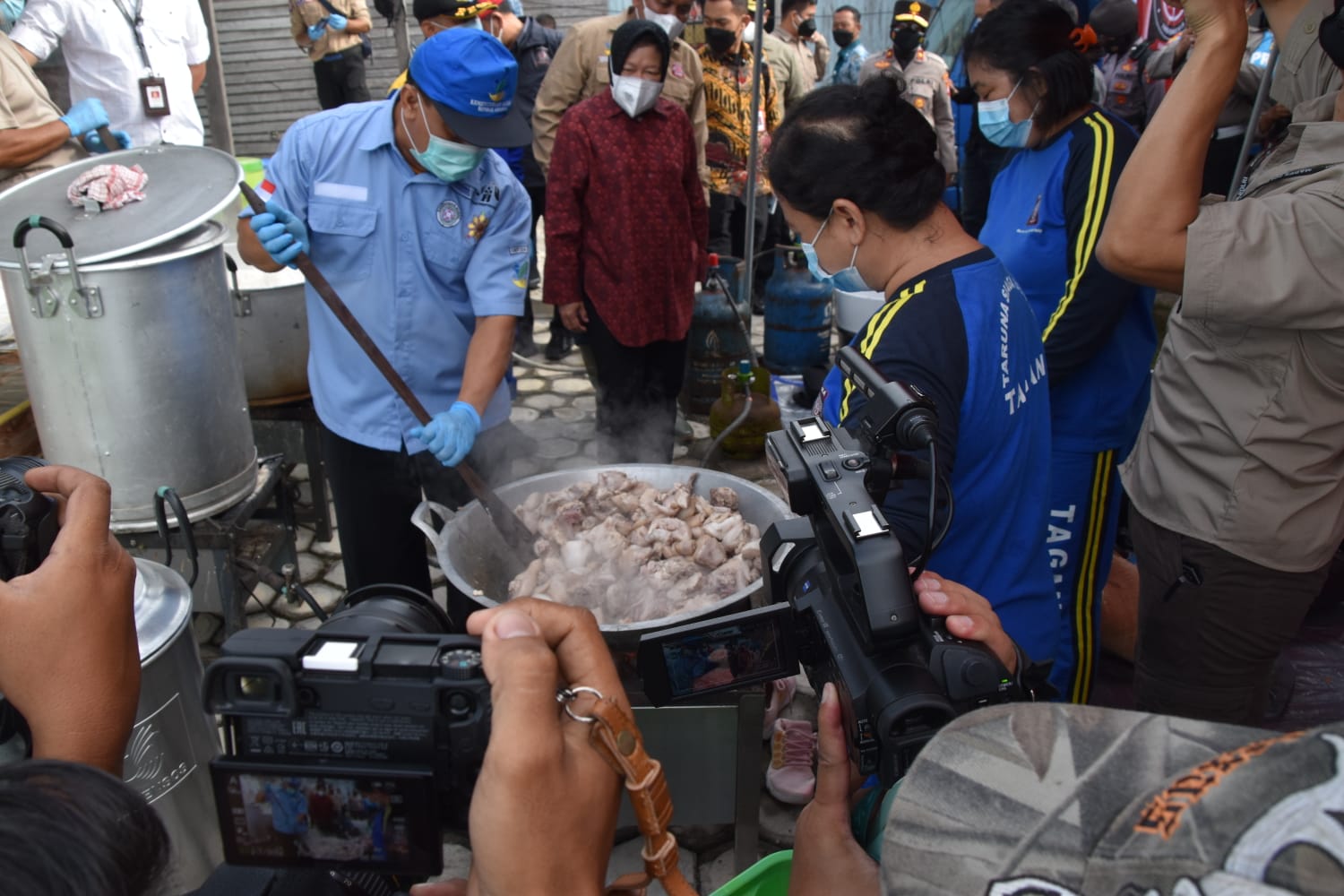 Mensos Risma bersama Pemprov Kalteng Pastikan Stok Pangan Di Dapur Umum Siaga Bencana Banjir Tercukupi