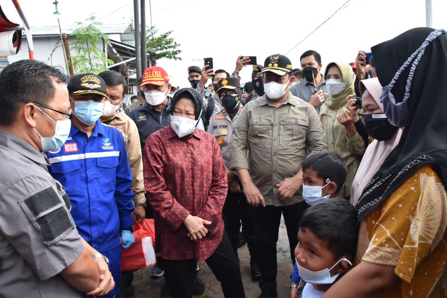 Mensos Risma bersama Pemprov Kalteng Pastikan Stok Pangan Di Dapur Umum Siaga Bencana Banjir Tercukupi