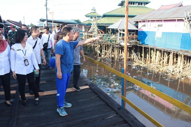 Gubernur Kalteng Sugianto Sabran Tinjau Kondisi Sampah di Kawasan Kampung Puntun