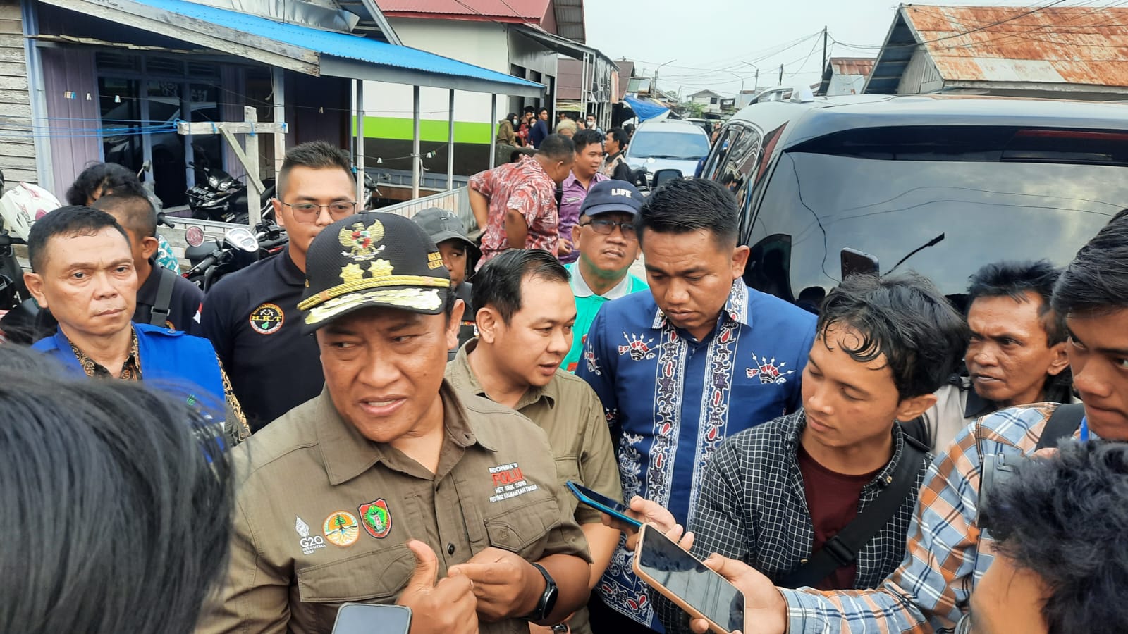 Kepala Badan Kesbangpol Prov. Kalteng Katma F. Dirun Dampingi Wagub Kalteng Edy Pratowo Kunjungi Lokasi Kebakaran