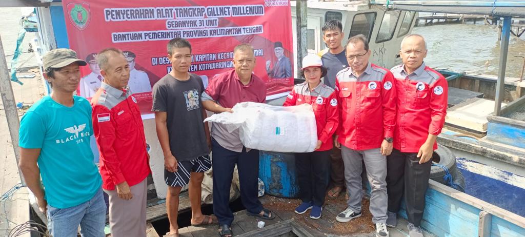 Dislutkan Serahkan Bantuan Gubernur Sugianto Sabran Kepada Nelayan Berupa Sarana Penangkapan Ikan