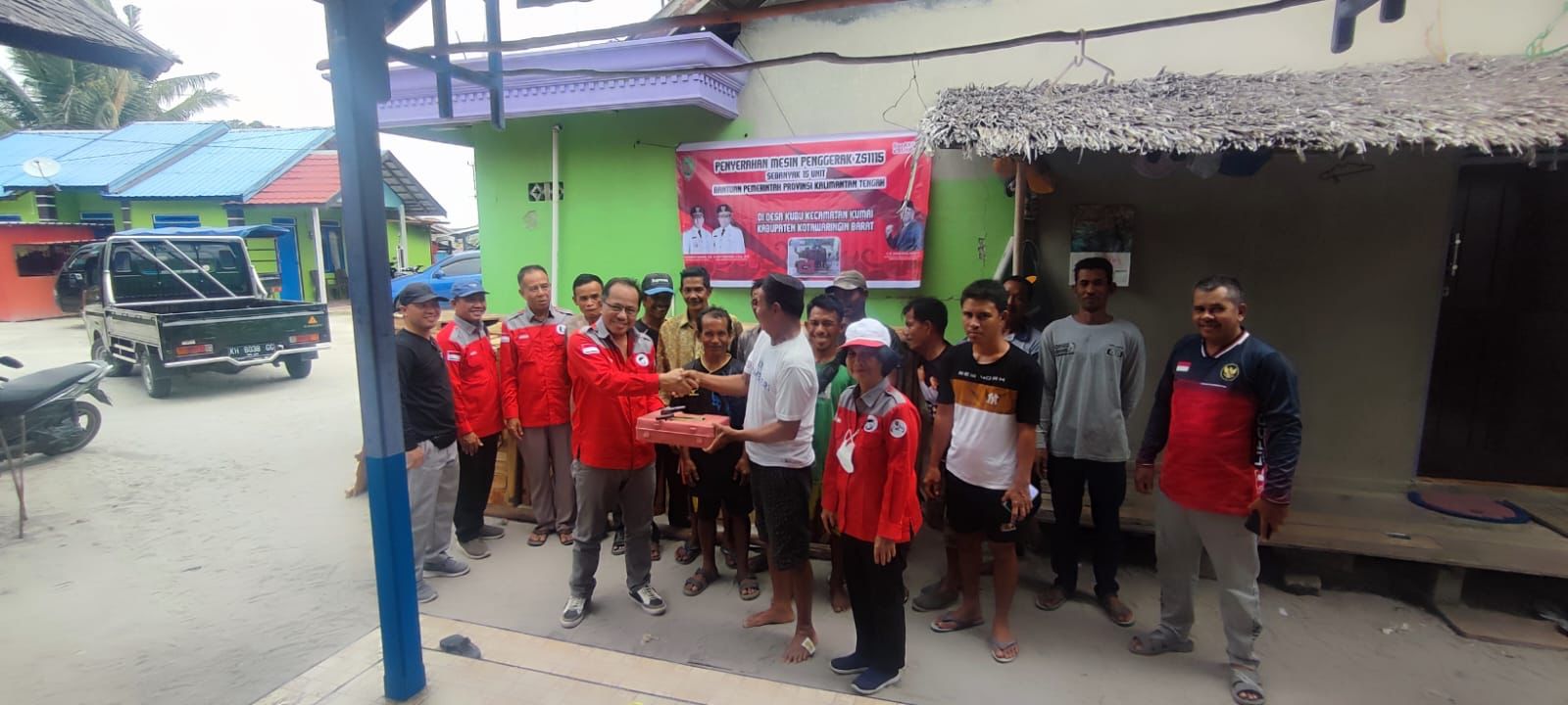 Dislutkan Serahkan Bantuan Gubernur Sugianto Sabran Kepada Nelayan Berupa Sarana Penangkapan Ikan