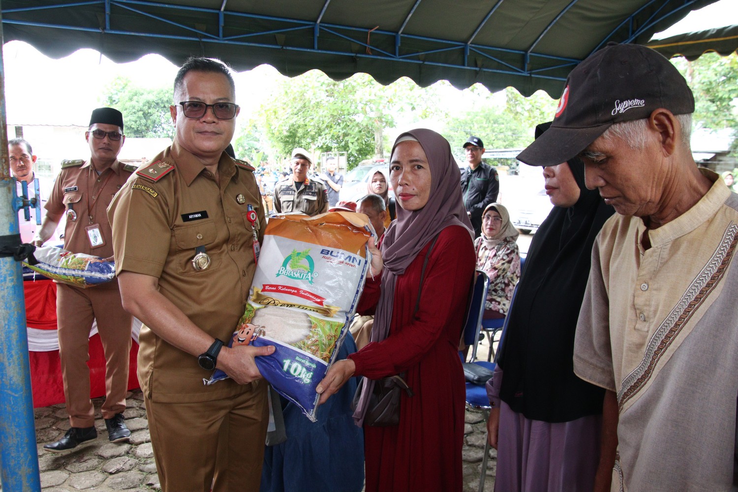 Kadis PMD Prov. Kalteng Aryawan Salurkan Bantuan Beras Subsidi Pada Kegiatan Pasar Murah