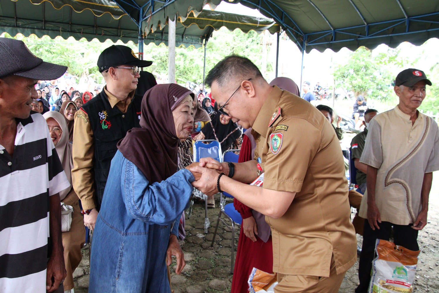 Kadis PMD Prov. Kalteng Aryawan Salurkan Bantuan Beras Subsidi Pada Kegiatan Pasar Murah