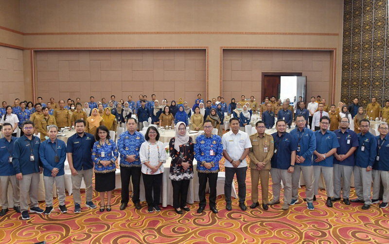 Kepala Bappedalitbang Leonard S Ampung Buka Rapat Konsultasi Regional Produk Domestik Regional Bruto