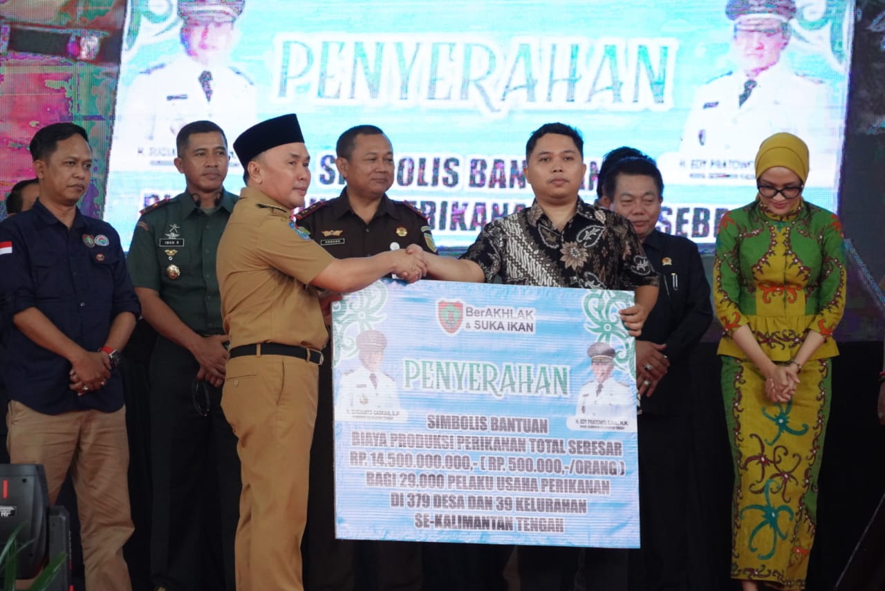 Gubernur Kalteng Sugianto Sabran Serahkan Secara Simbolis Bantuan Biaya Produksi Perikanan