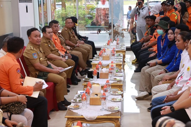 Gubernur Kalteng Sugianto Sabran Lepas Pemberangkatan Tim dan Bantuan Logistik Tahap 2  untuk Masyarakat Terdampak Banjir