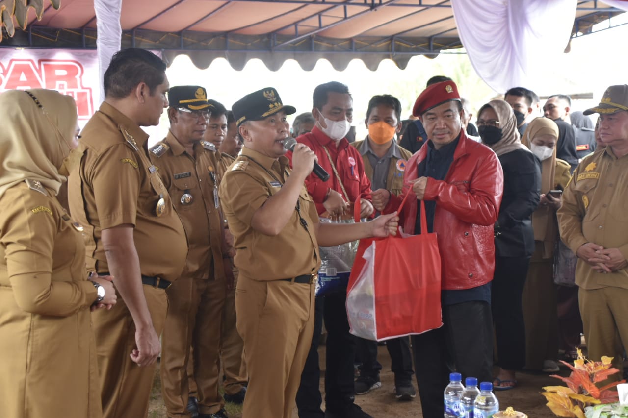 Gubernur Sugianto Sabran Salurkan 500 Paket Bantuan Sembako Bagi Masyarakat Terdampak Banjir Di Kab. Seruyan