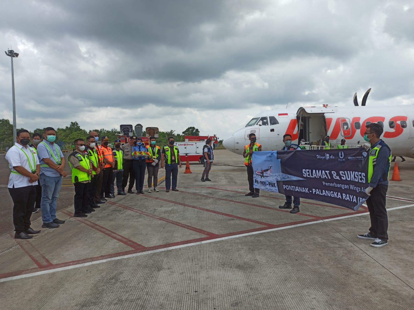 Asiten Ekbang Prov. Kalteng Leonard S. Ampung Menyambut Penerbangan Perdana Maskapai Wings Air Rute Palangka Raya - Pontianak