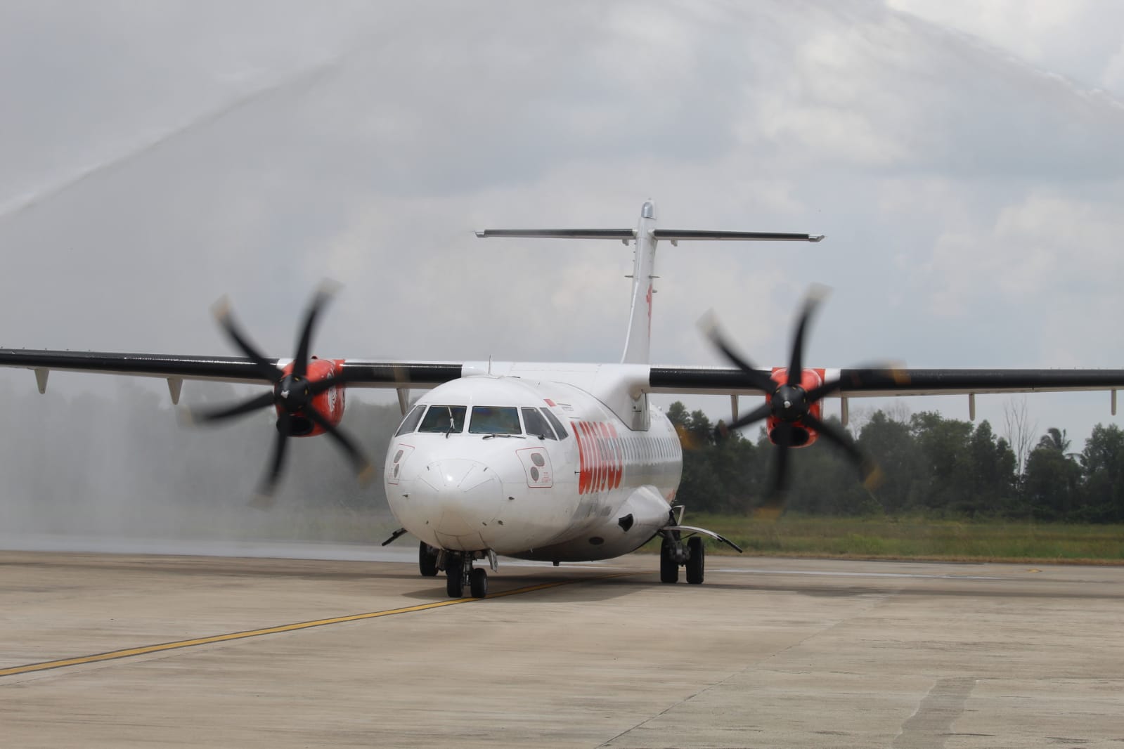 Asiten Ekbang Prov. Kalteng Leonard S. Ampung Menyambut Penerbangan Perdana Maskapai Wings Air Rute Palangka Raya - Pontianak