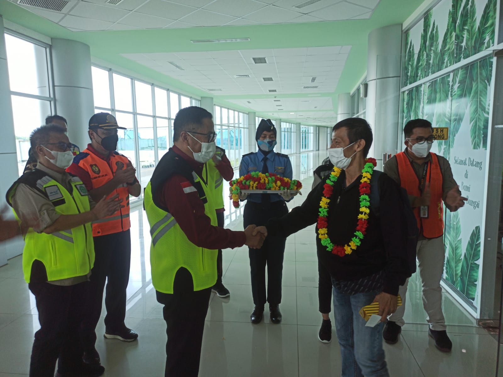 Asiten Ekbang Prov. Kalteng Leonard S. Ampung Menyambut Penerbangan Perdana Maskapai Wings Air Rute Palangka Raya - Pontianak